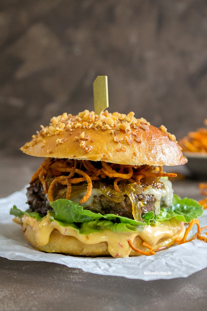 Beef Burger im Brioche Bun mit Chilli-Mayo