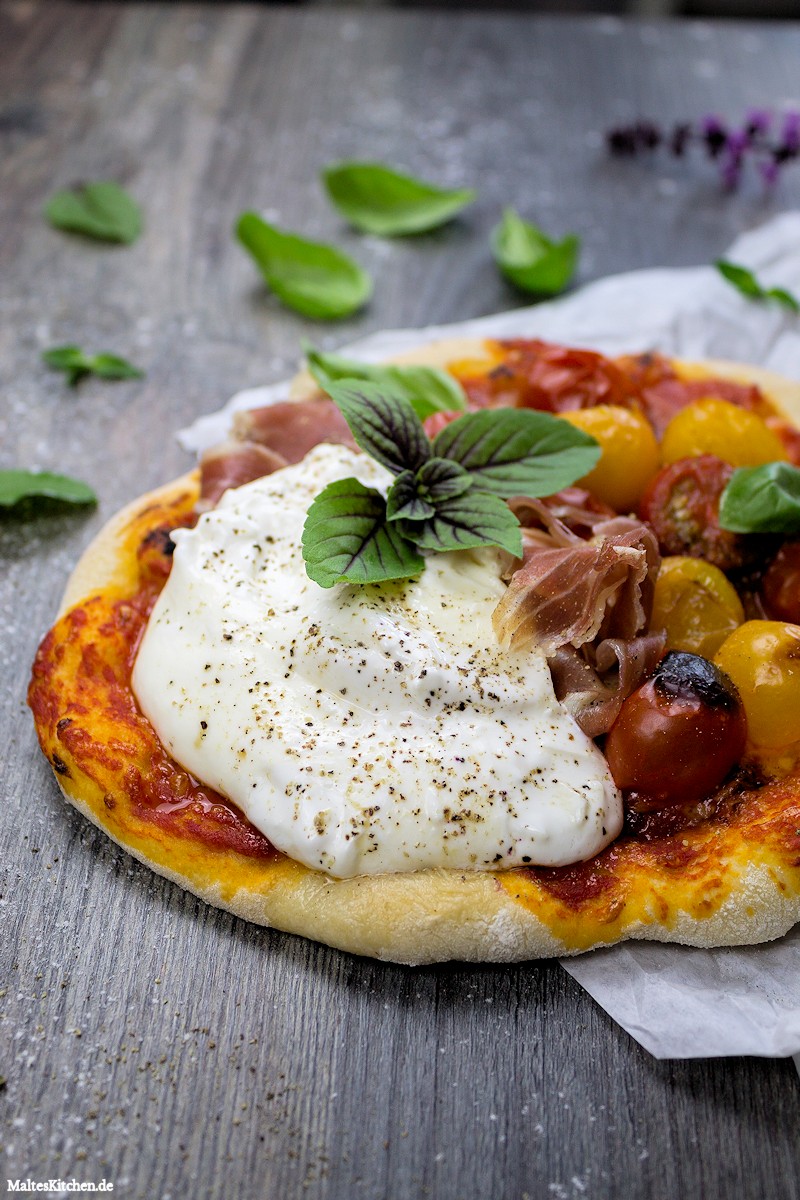 Wunderbare Burrata-Pizza mit Parmaschinken
