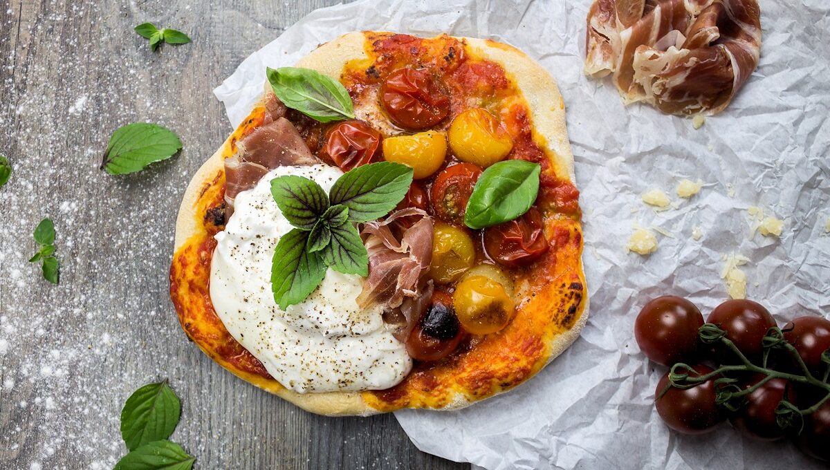 Rezept Pizza mit Burrata, Parmaschinken & Kirschtomaten