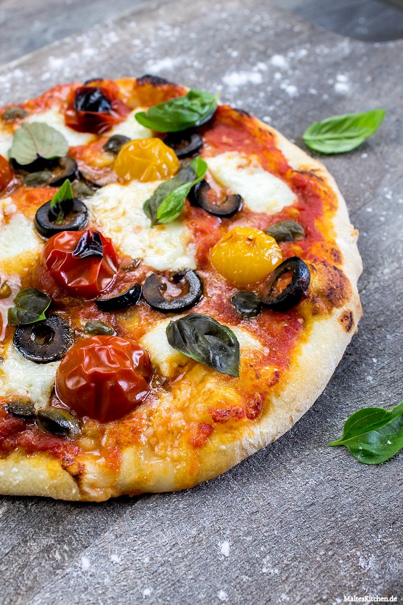 Oliven, Kapern & Büffelmozzarella auf einer leckeren Pizza