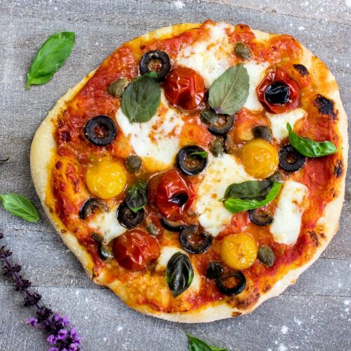 Rezept Pizza mit Oliven, Kapern & Büffelmozzarella