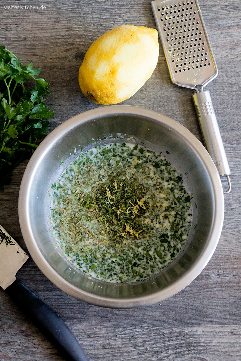 Die Hähnchen werden in einer Ayran-Marinade mariniert