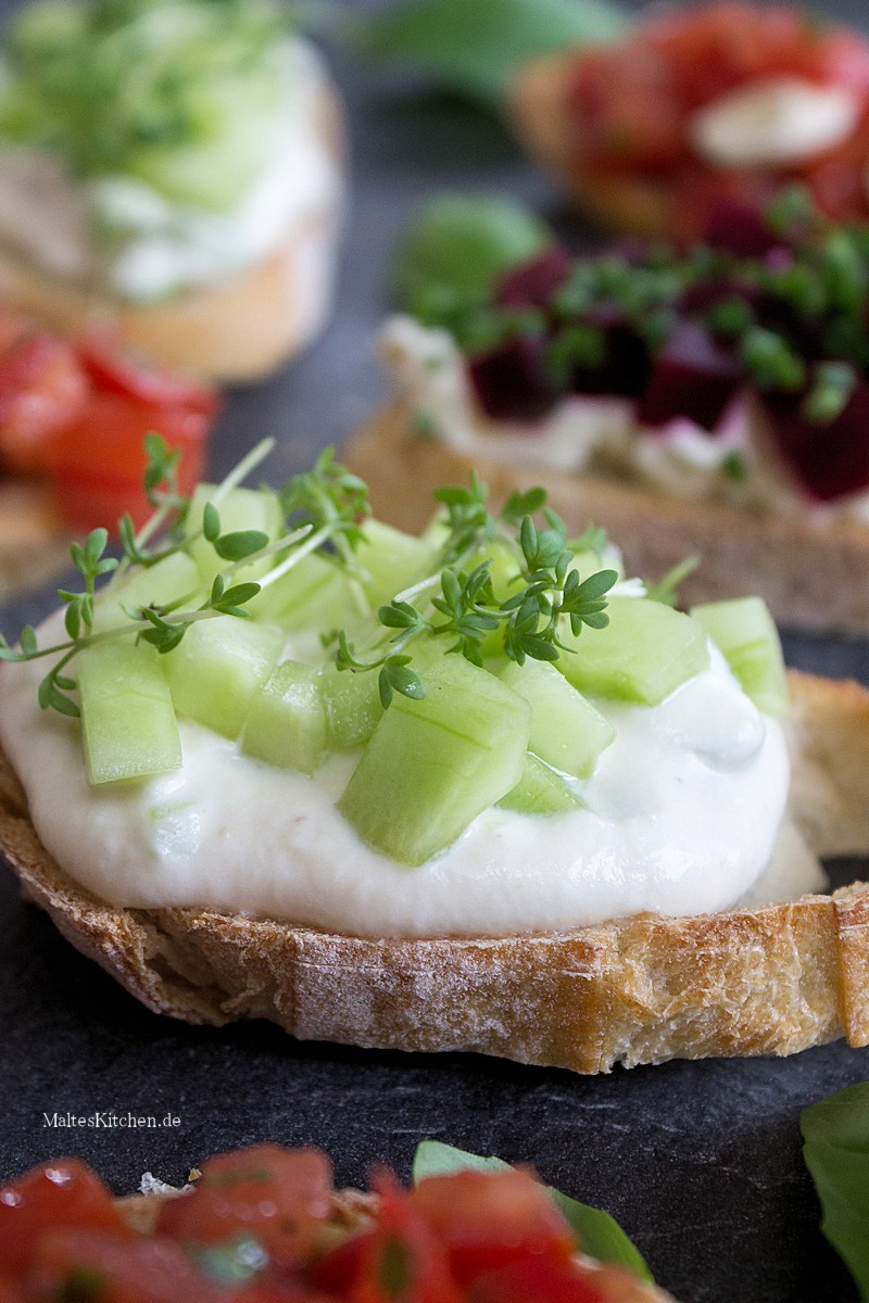 Leckere Bruschetta mit Räucherforellen-Creme und Gurke