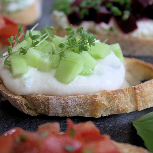 Rezept für Bruschetta mit Räucherforellen-Creme und Gurke
