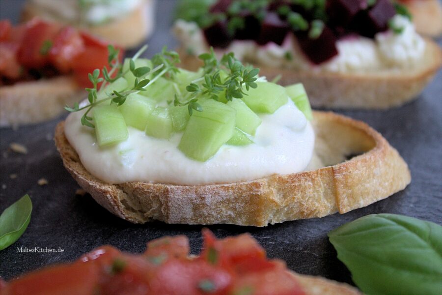 Rezept für Bruschetta mit Räucherforellen-Creme und Gurke