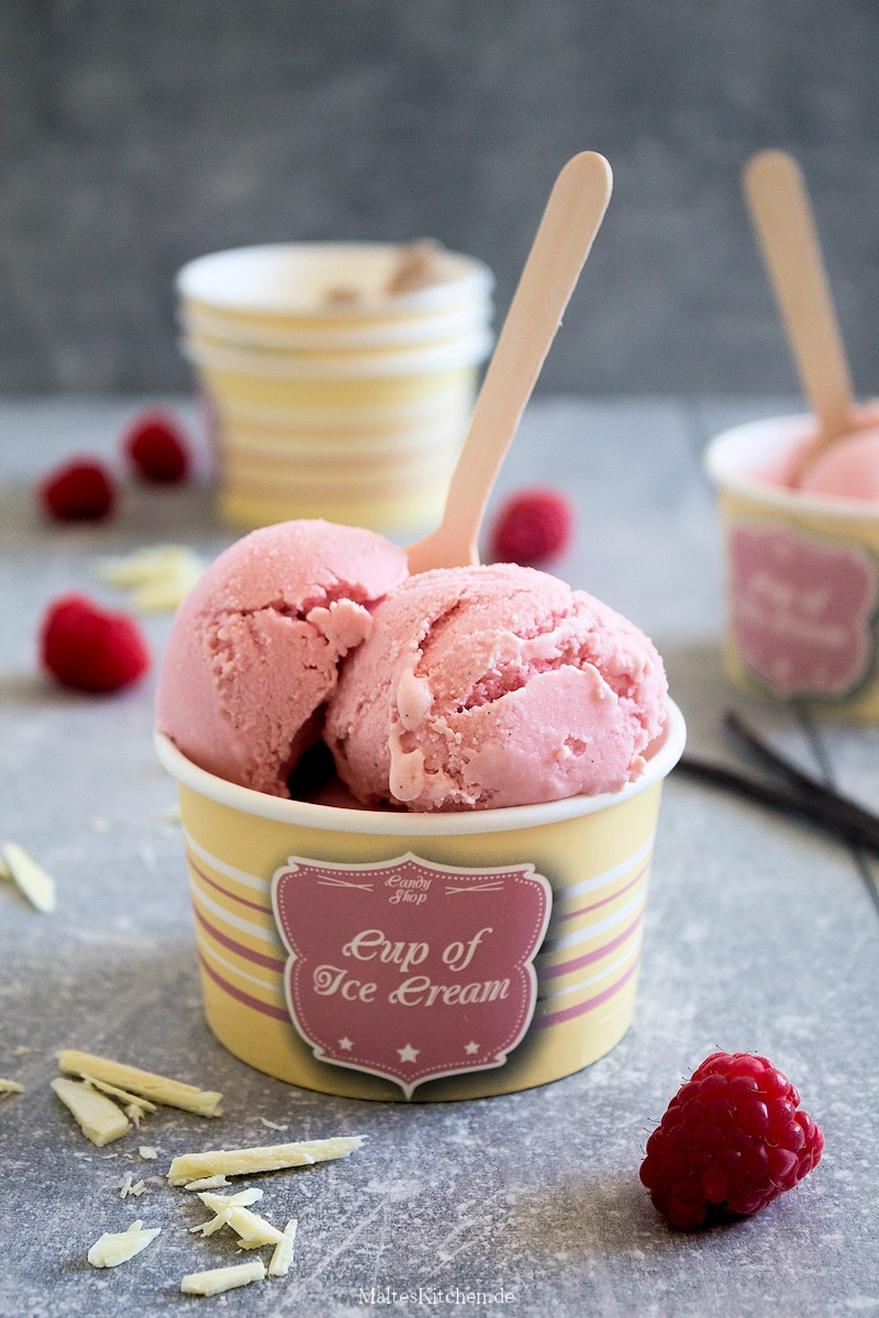 Leckerere Frozen Joghurt mit Himbeeren