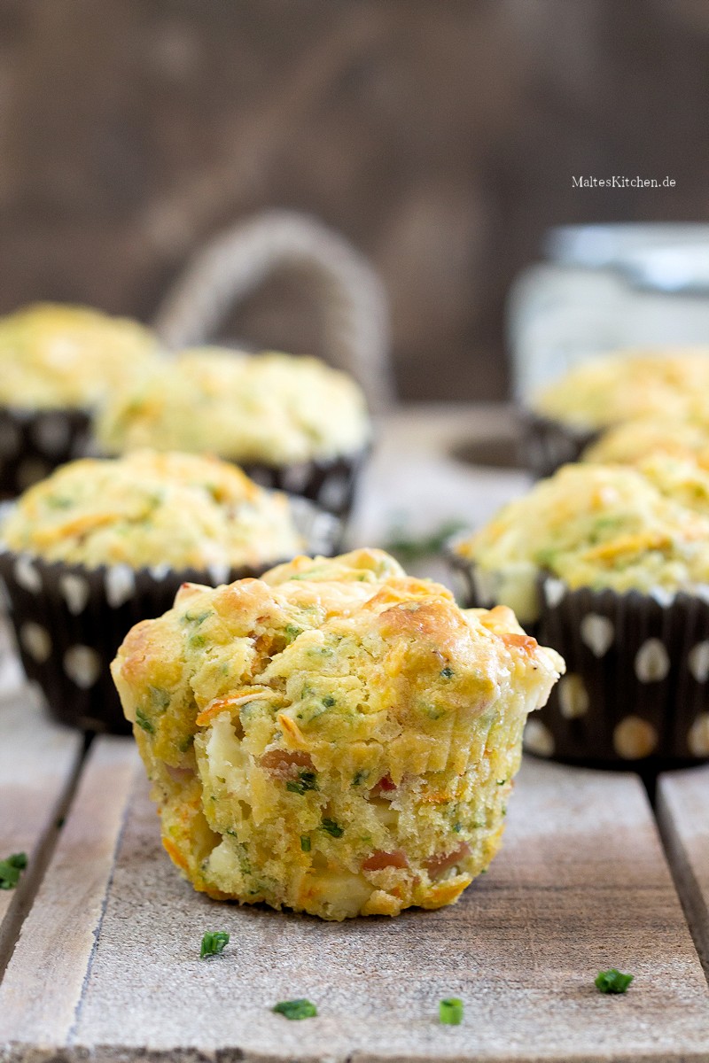 Herzhafte Muffins mit Schinken und Käse zum Frühstück