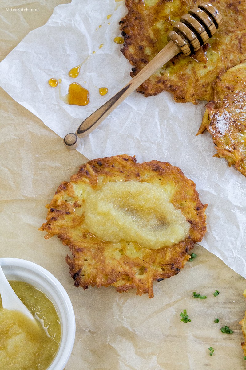 Kartoffelpuffer mit Apfelmus.