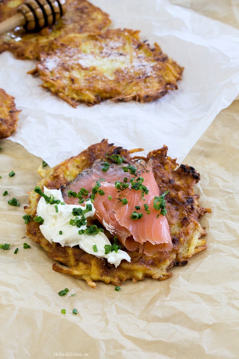 Kartoffelpuffer mit Lachs, Creme Fraiche und Schnittlauch