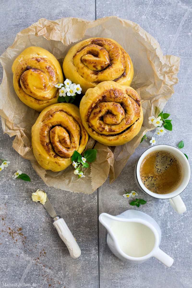 Zimtschnecken mit fluffigem teig, gesüßt mit Datteln und Süßkartoffeln.