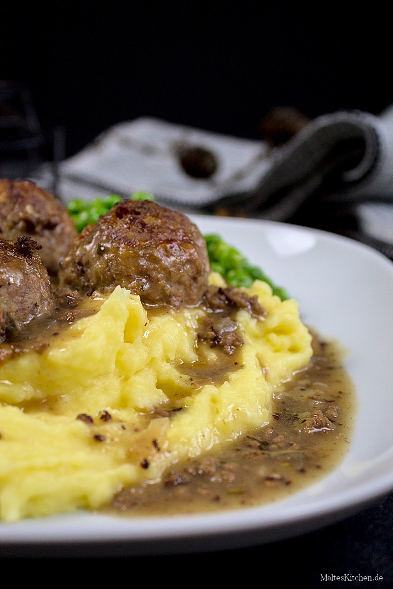 Frikadellen, Bratensauce und Kartoffelbrei