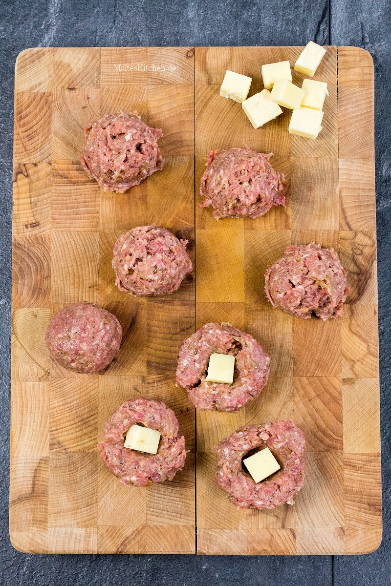 Die hackbällchen werden mit Cheddar gefüllt