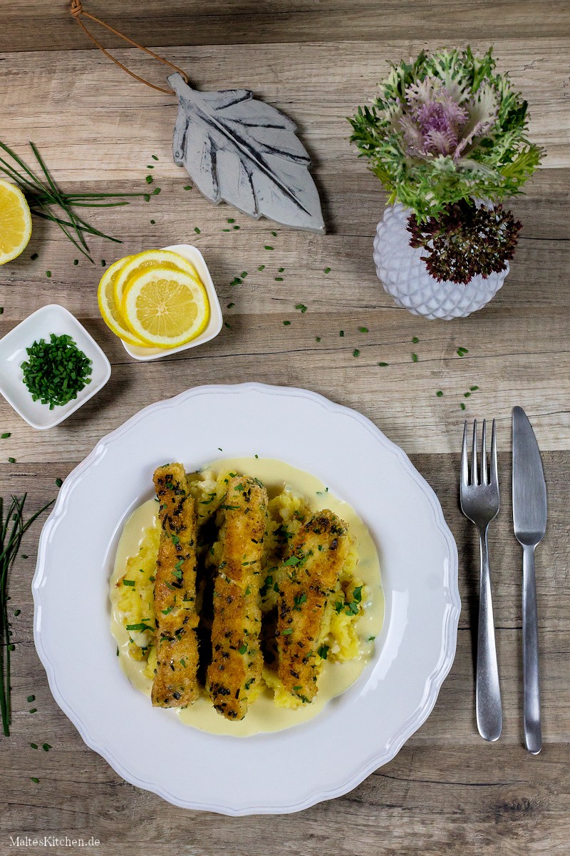 Selbstgemachte Fischstäbchen mit Senfsauce und Kartoffelstampf