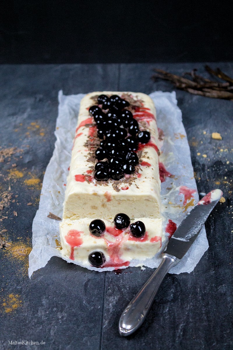 Weihnachtliches Parfait mit Vanille, Spekulatius und Amarena Kirschen
