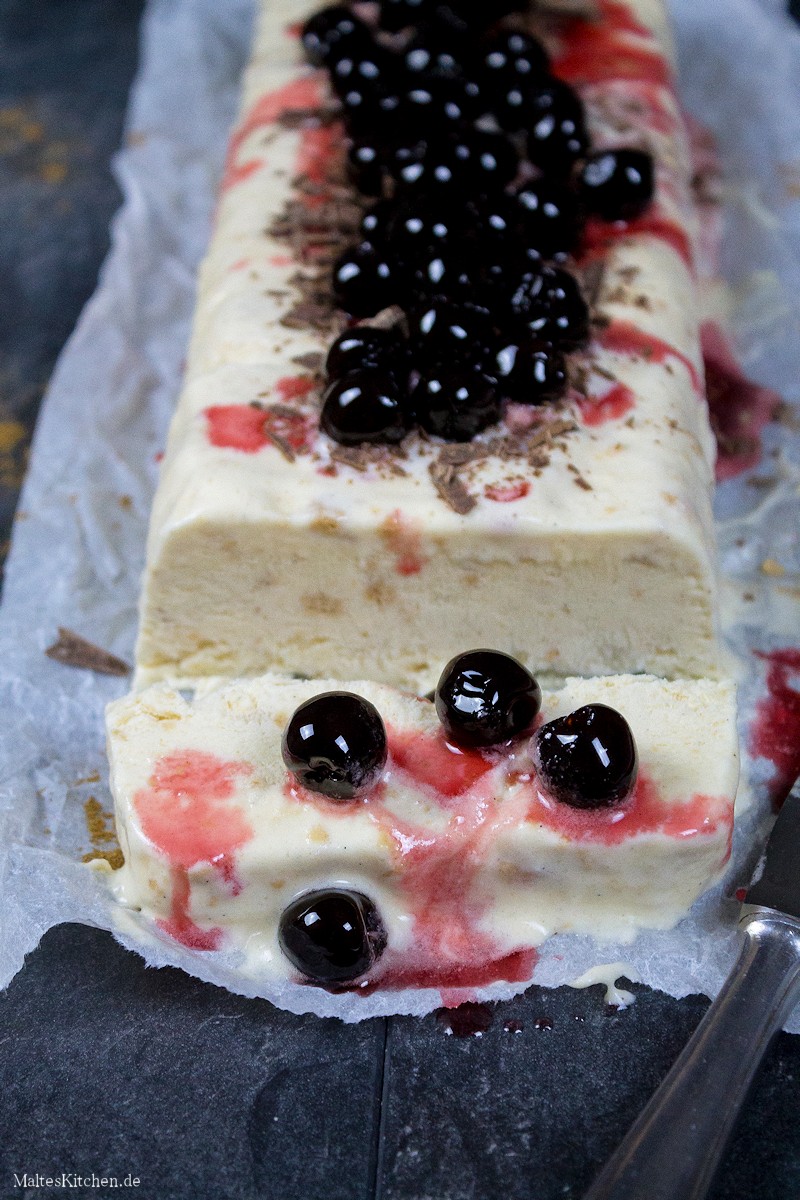 Weihnachtliches Dessert Vanilleparfait mit Spekulatius und Amarena Kirschen