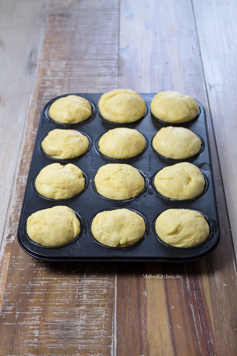 Die Brioche werden in der Muffin-Form gebacken