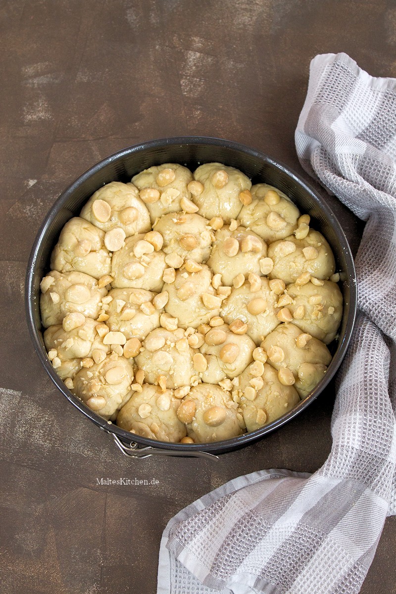 Banananbrötchen mit Macadamianüssen belegt