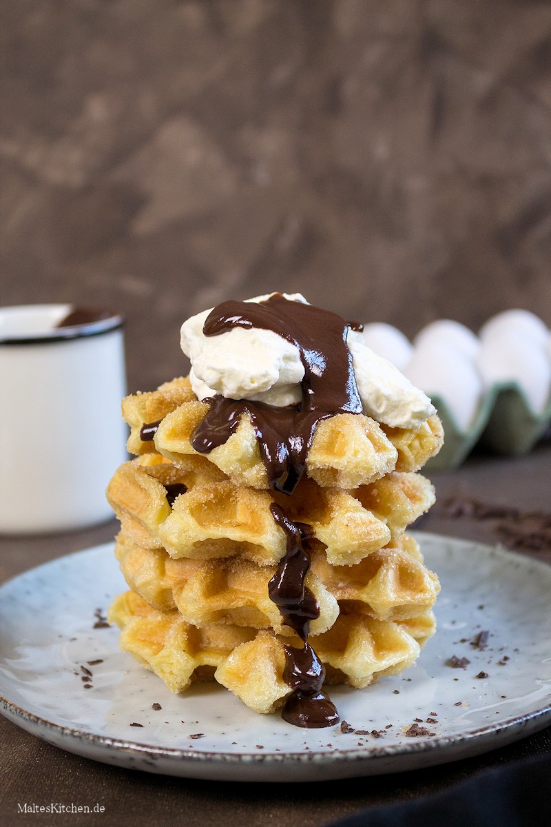 Churros-Waffeln mit Schokolade & Sahne