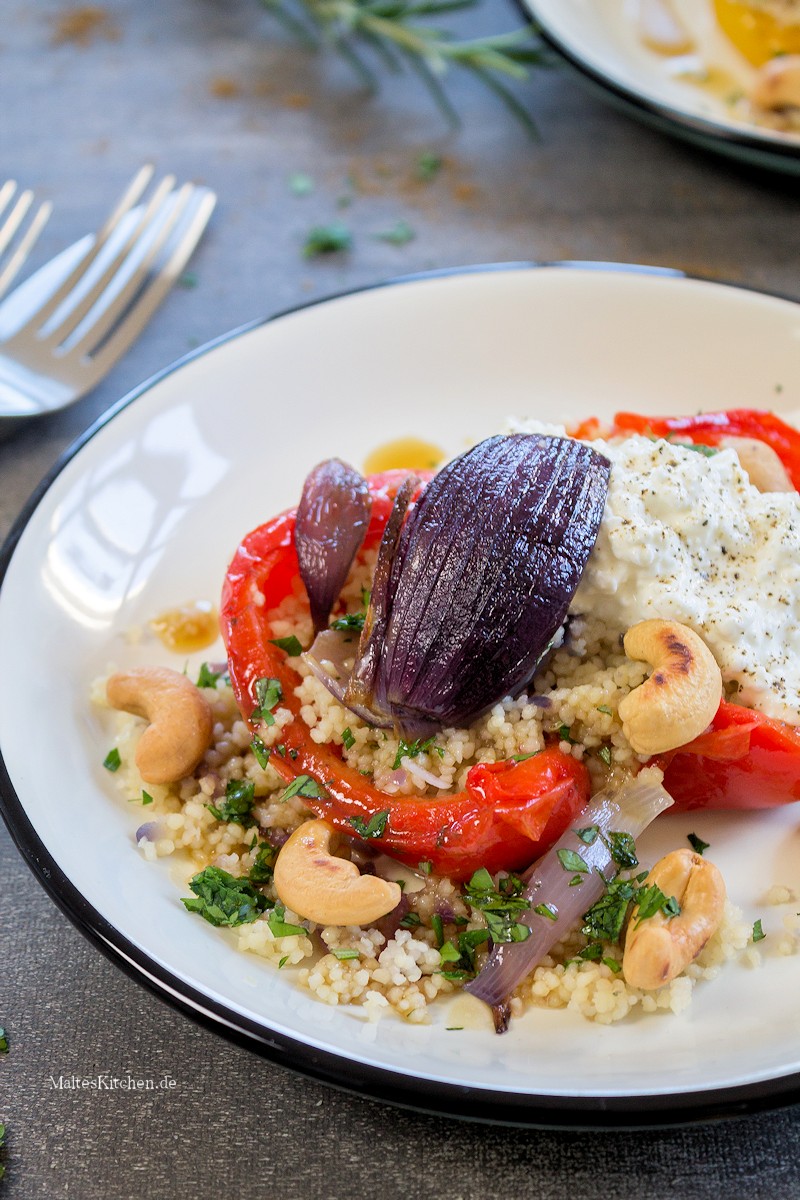 Paprika, Couscous, Hüttenkäse & Cashewkerne