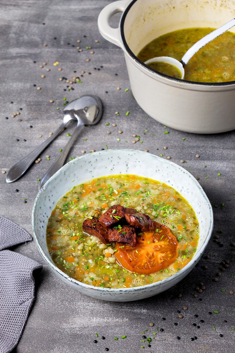 Leckere Linsensuppe mit gebratener Chorizo
