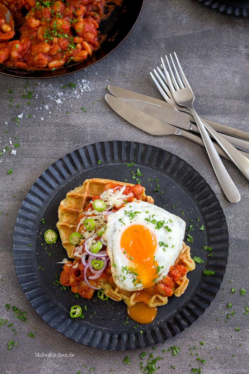 Gebackenen Bohnen auf Kartoffelwaffel mit Spiegelei