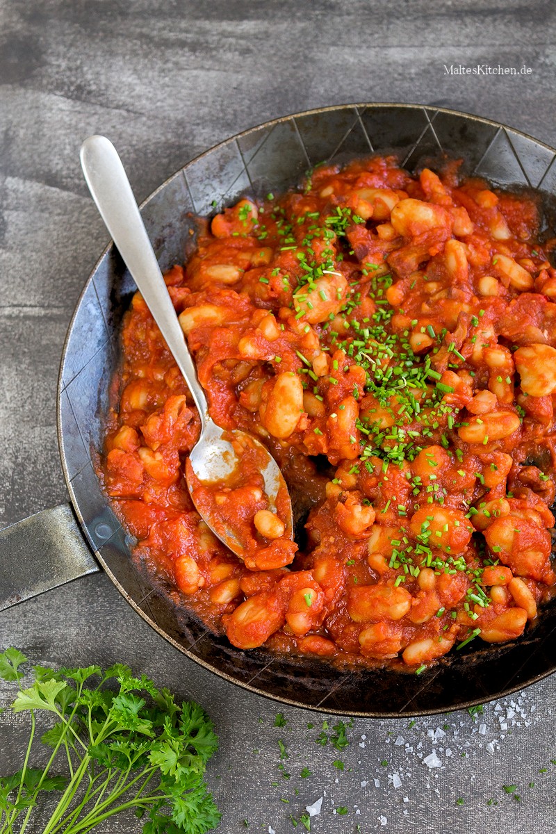 Eine Pfanne mit gebackenen Bohnen