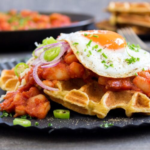 Gebackenen Bohnen auf Kartoffel-Waffeln & Spiegelei