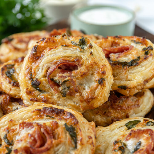 Blätterteigschnecken mit Salami