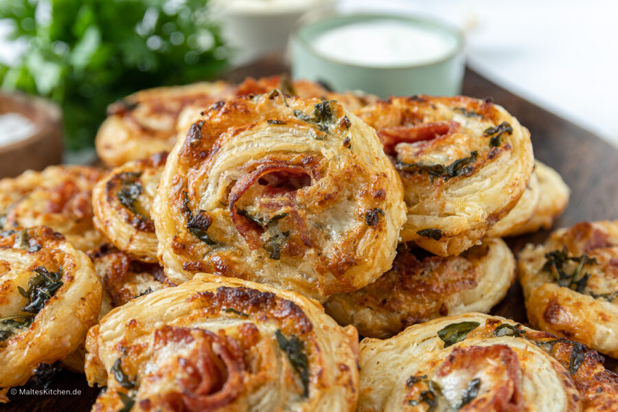 Blätterteigschnecken mit Salami