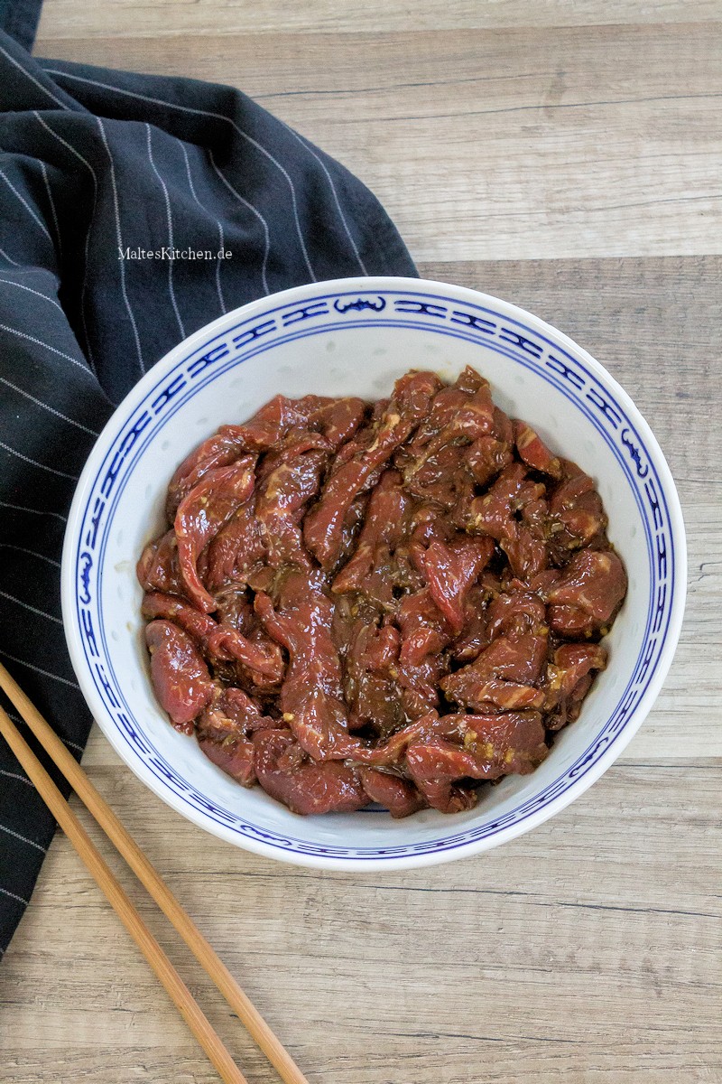Das Rinderfilet wird mariniert