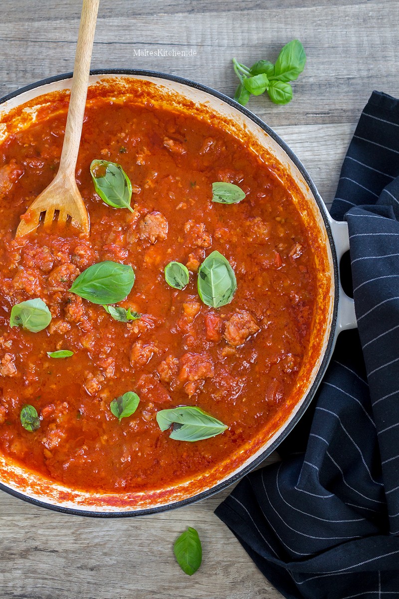 Frische Tomatensauce mit Salsiccia für die Rigatoni al forno.
