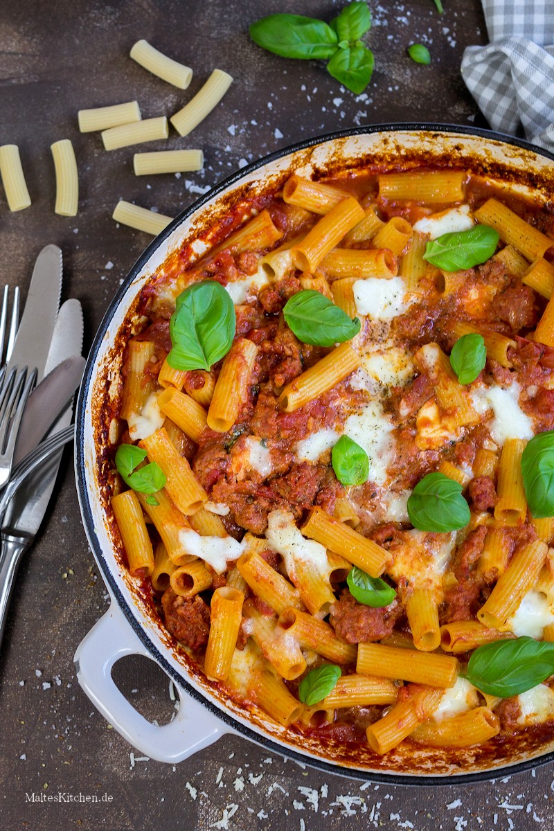 Rigatoni al forno mit Salsiccia und Tomaten