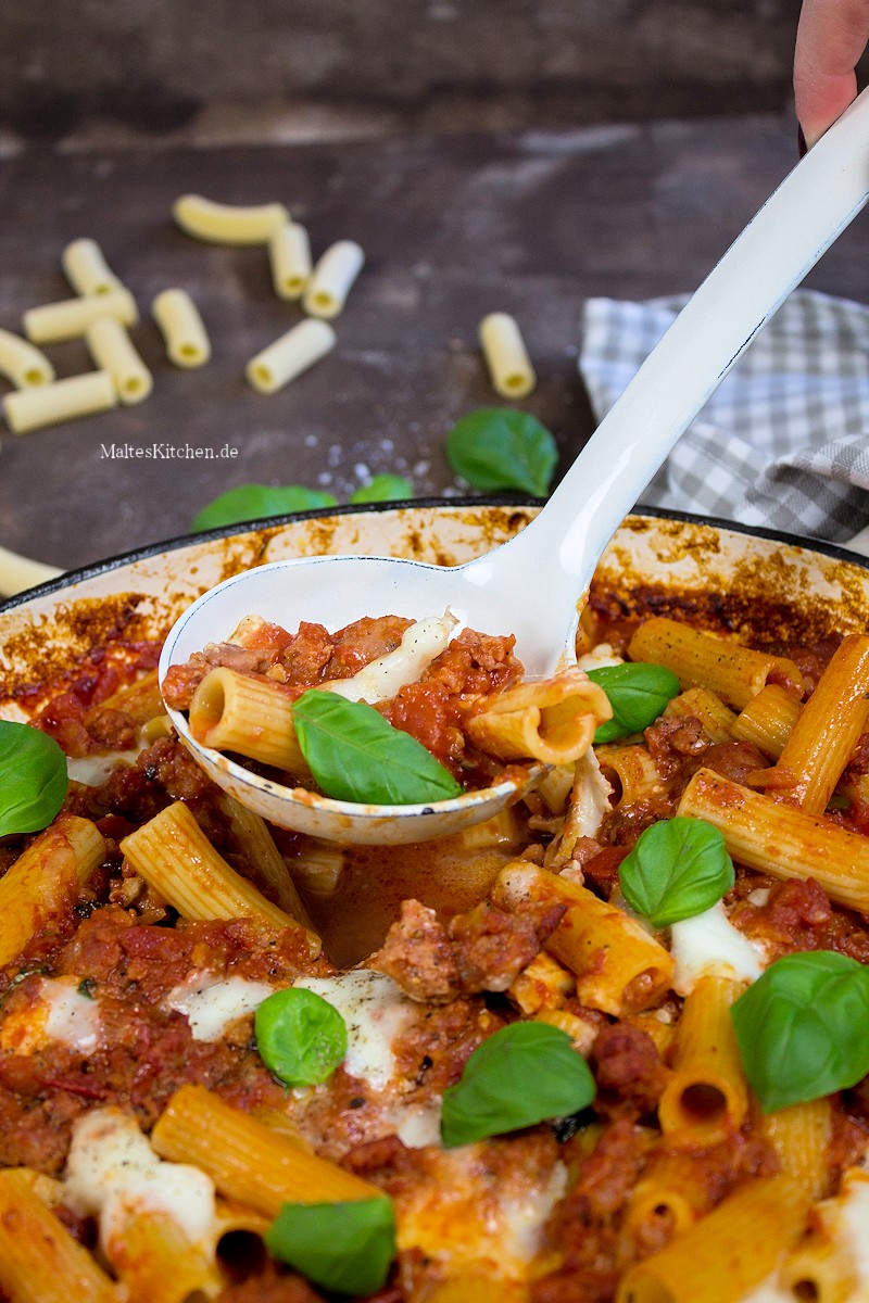 Leckere Rigatono mit Tomatensoße und Mozzarella