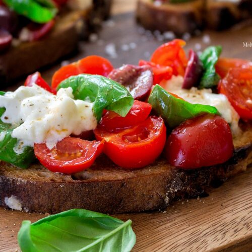 Rezept für Bruschetta mit frischen Tomaten. Oliven & Büffelmozzarella