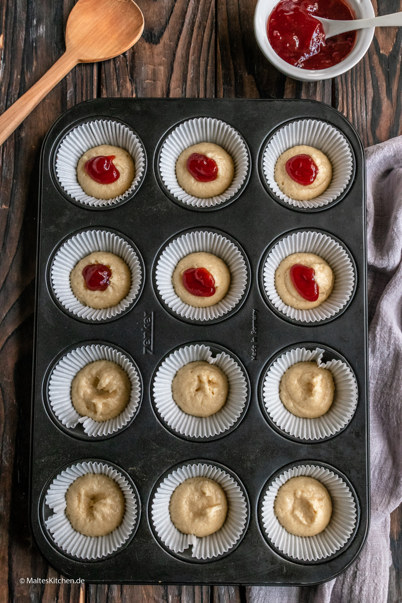 Die Muffins werden mit Marmelade gefüllt