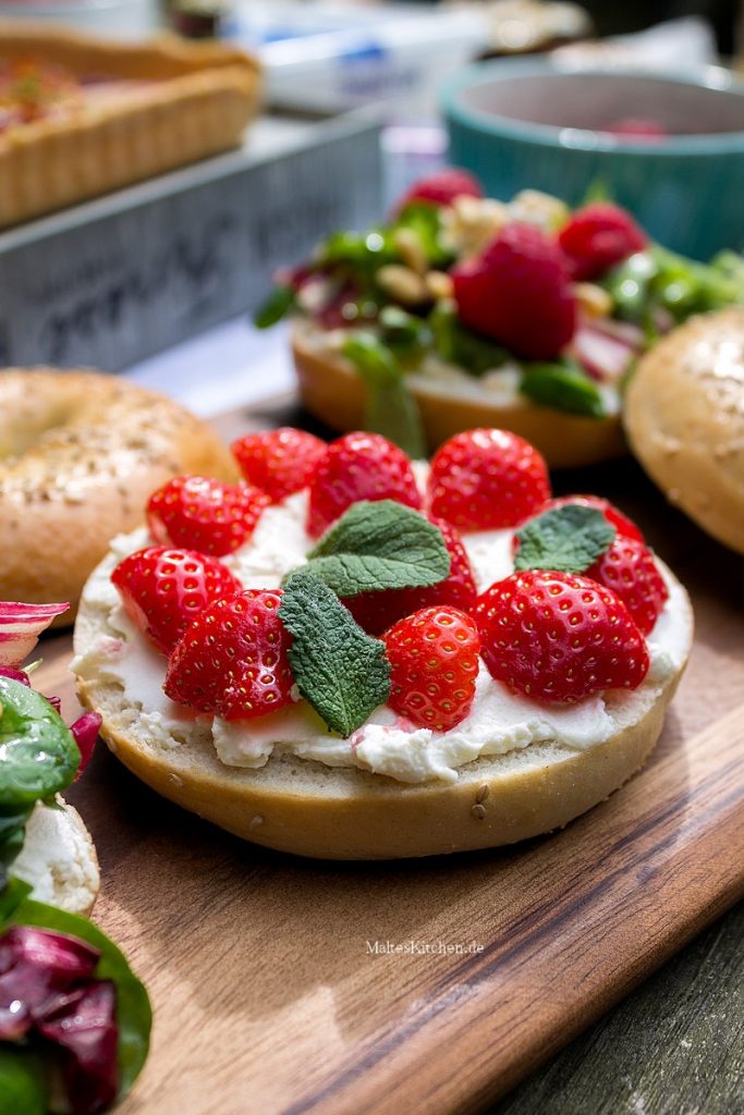 Bagel mit Frischkäse und Erdbeeren