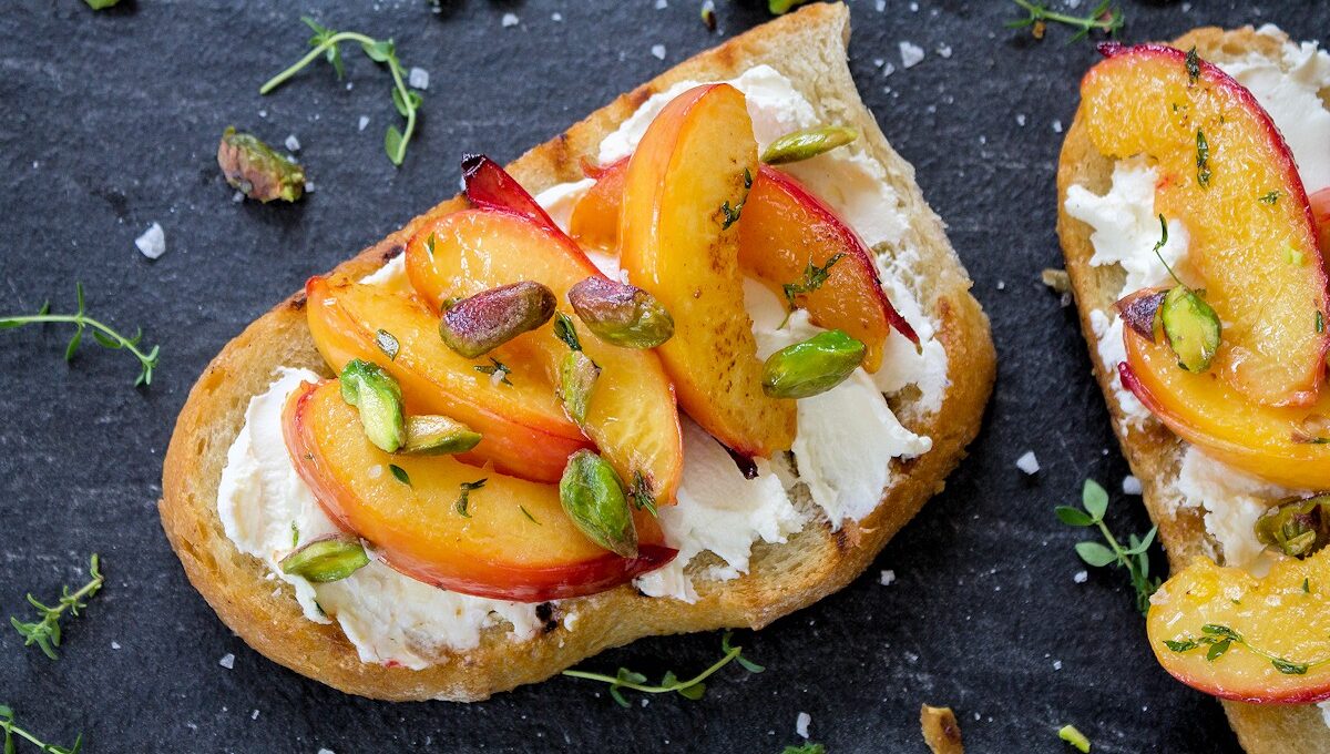 Rezept geröstetes Brot mit Ziegenfrischkäse, Nektarinen und Pistazien