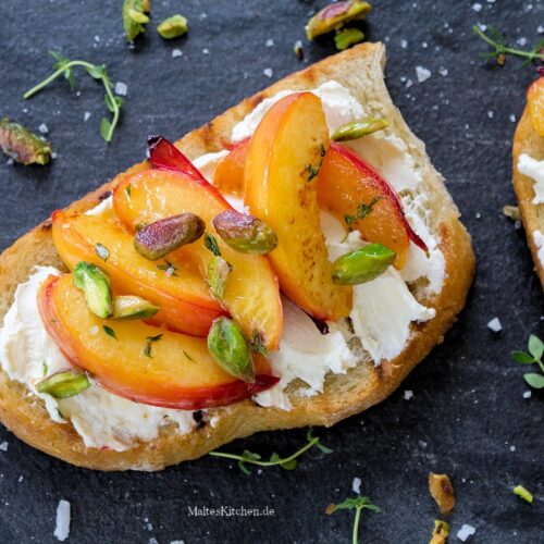 Rezept geröstetes Brot mit Ziegenfrischkäse, Nektarinen und Pistazien