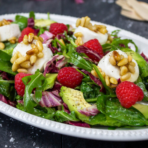 Rezept für einen Blattsalat mit Avocado, Ziegenfrischkäse und Himbeeren