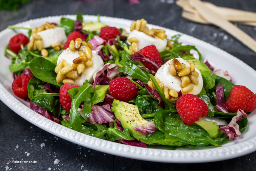 Rezept für einen Blattsalat mit Avocado, Ziegenfrischkäse und Himbeeren