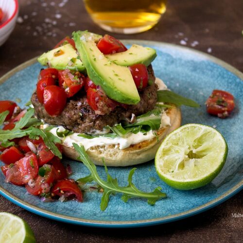 Rezept für einen Burger mit Tomaten-Salsa & Avocado