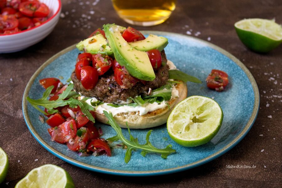 Rezept für einen Burger mit Tomaten-Salsa & Avocado