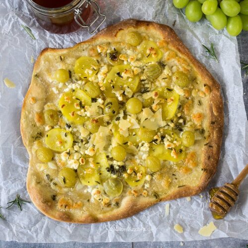 Flammkuchen mit Weintrauben und Kartoffeln