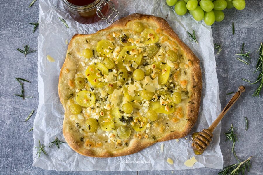 Flammkuchen mit Weintrauben und Kartoffeln