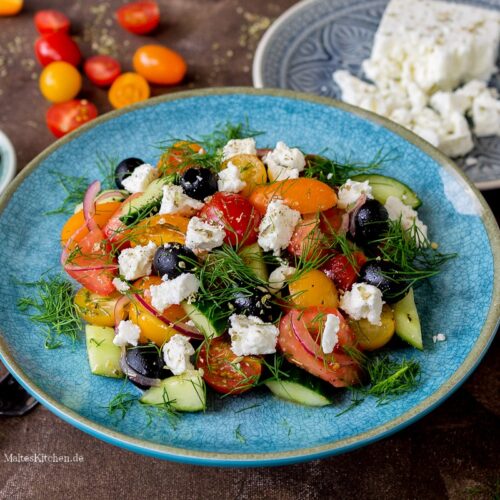 Schneller Tomatensalat mir Gurke, Oliven und Feta
