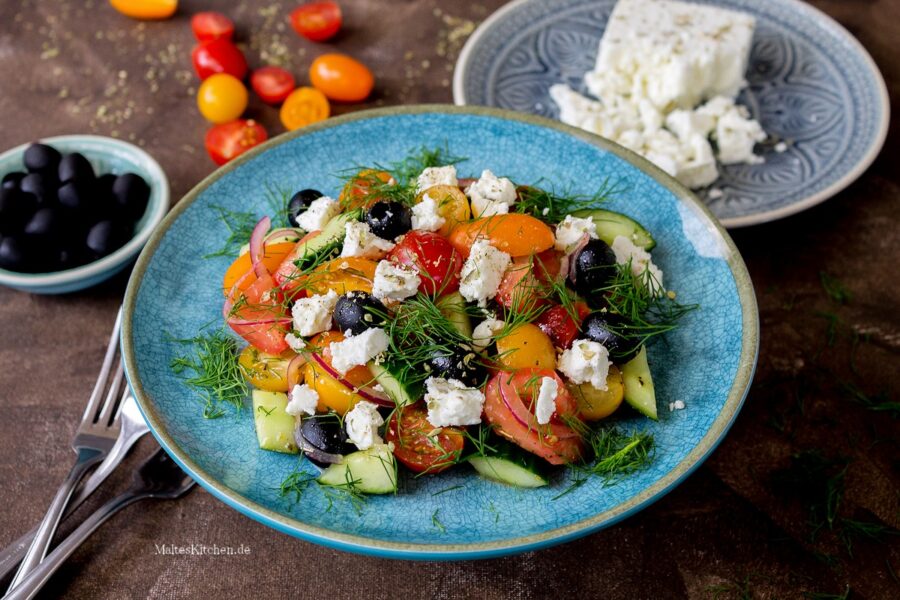Schneller Tomatensalat mir Gurke, Oliven und Feta