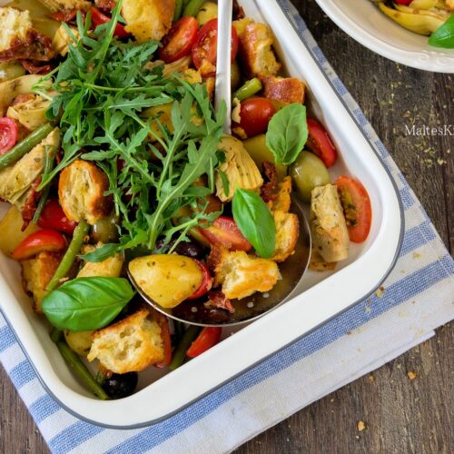 Rezept für einen italienischen Brotsalat mit Kartoffeln und Oliven