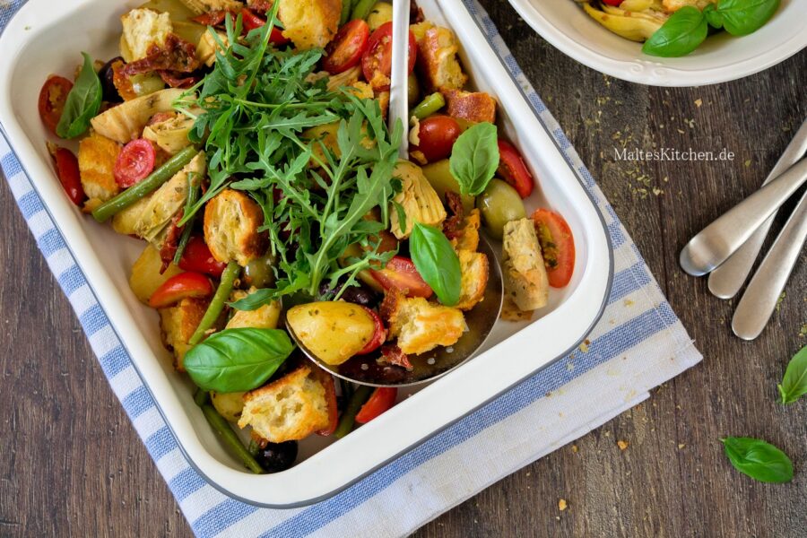 Rezept für einen italienischen Brotsalat mit Kartoffeln und Oliven