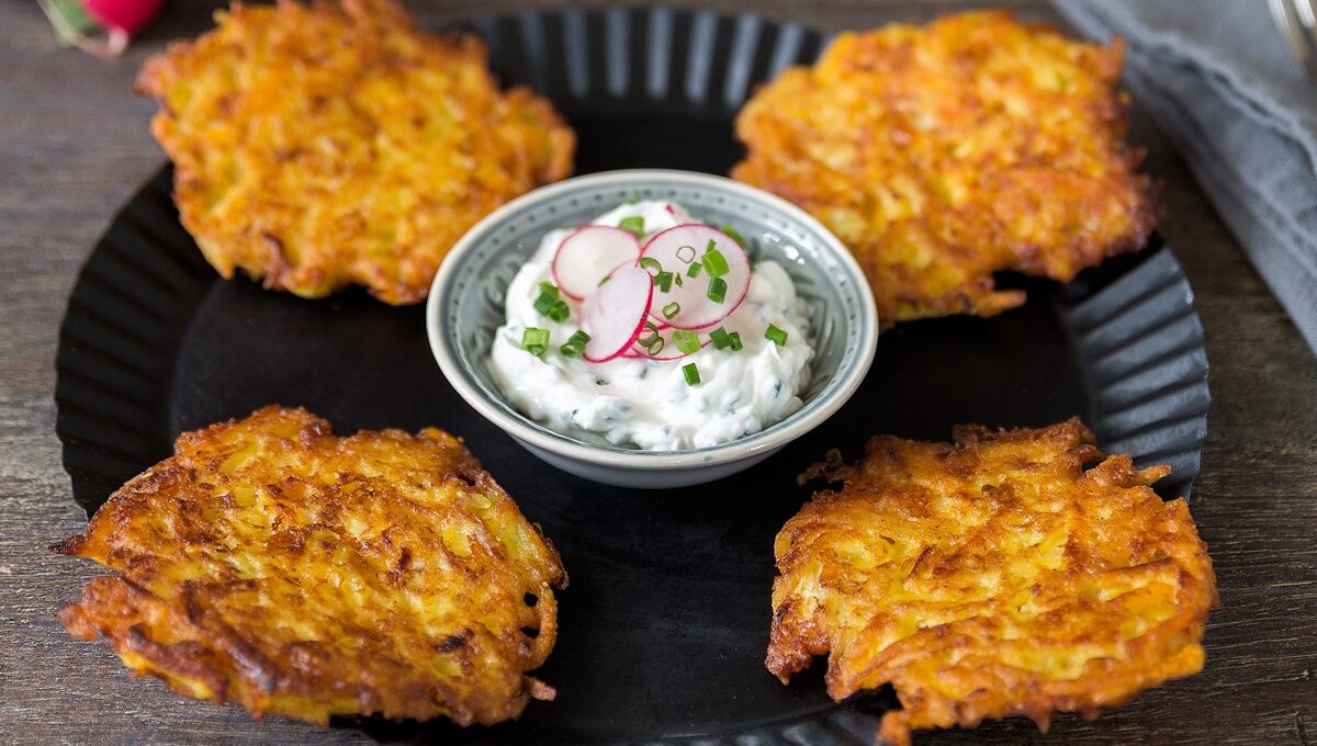 Rezept für Kartoffel-Kürbis-Puffer mit Schnittlauch-Dip