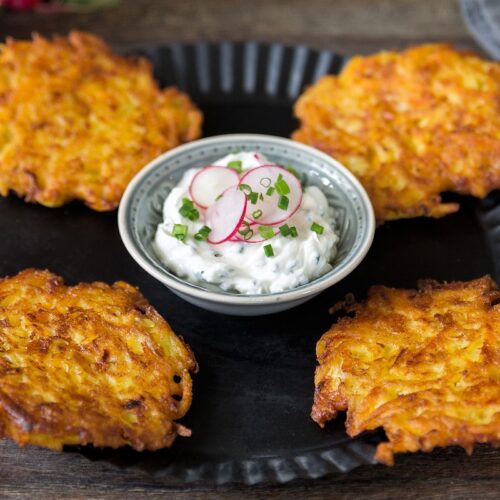 Rezept für Kartoffel-Kürbis-Puffer mit Schnittlauch-Dip
